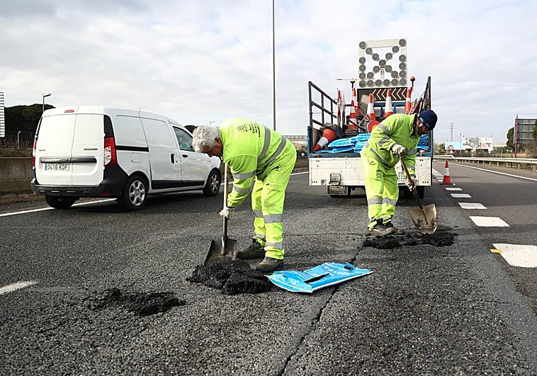 Parchean «de emergencia» los baches de la VA-30 causados por las lluvias